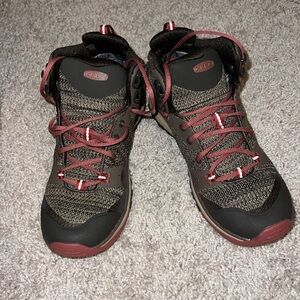 Size 6 Women’s KEEN hiking boots